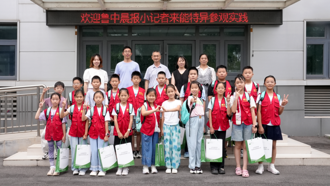小记者2.png